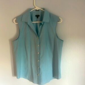 Sleeveless button shirt